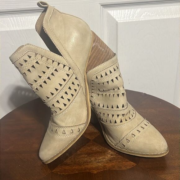 🔥 Mi.iM 'Trixi' Ankle Heeled Booties - Cream Color - 3” Rise Heel - Sz 6 - EUC - Picture 4 of 14